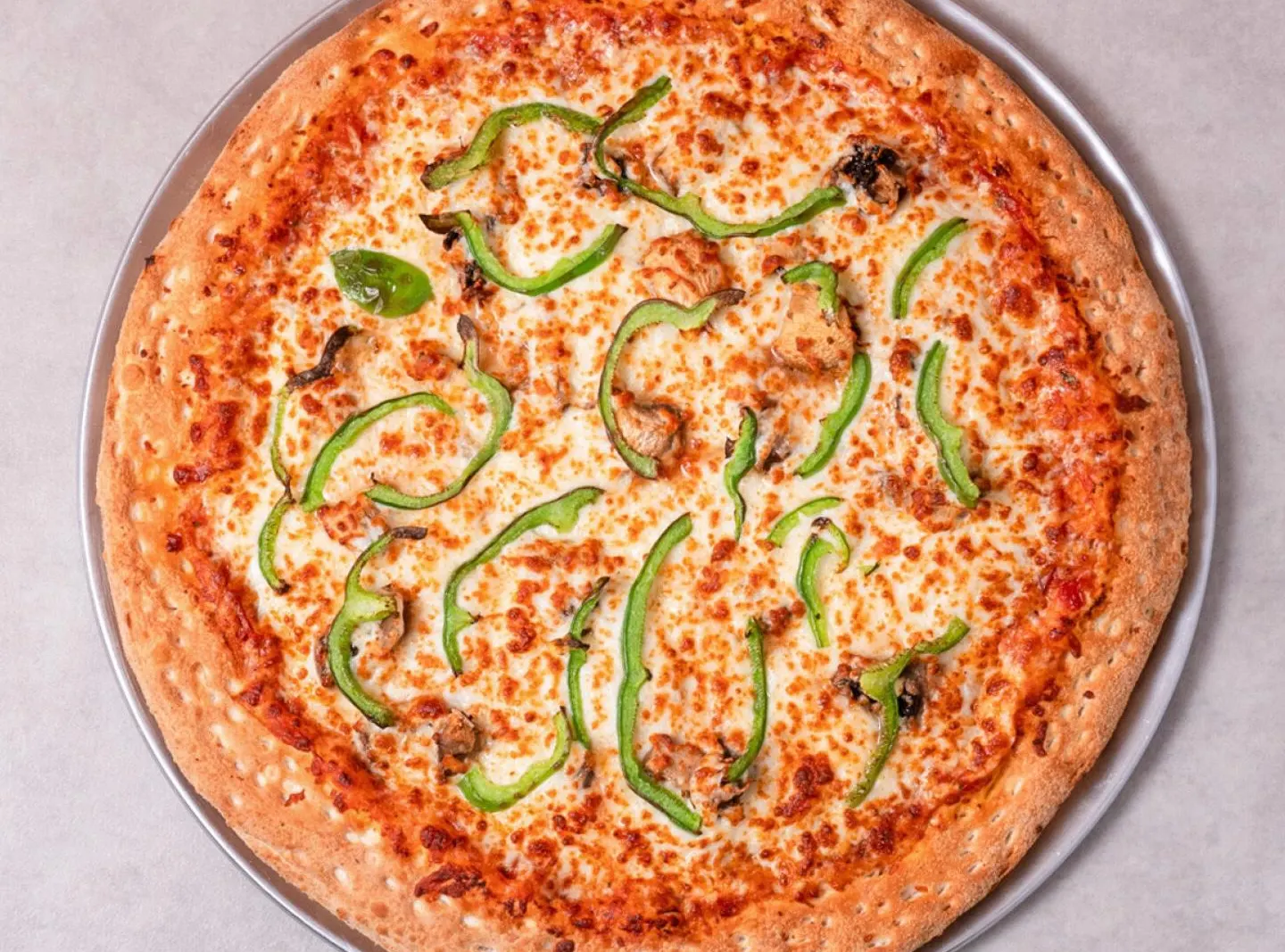 Cheese pizza topped with fresh green peppers from Pizza Expresso in NDG, Montréal