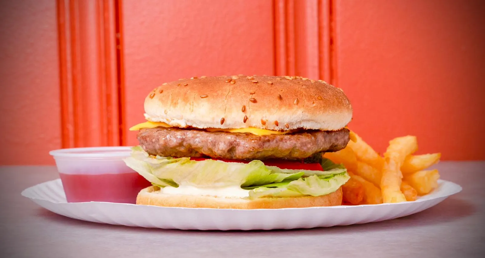 Cheeseburger avec fromage fondu, laitue et tomate