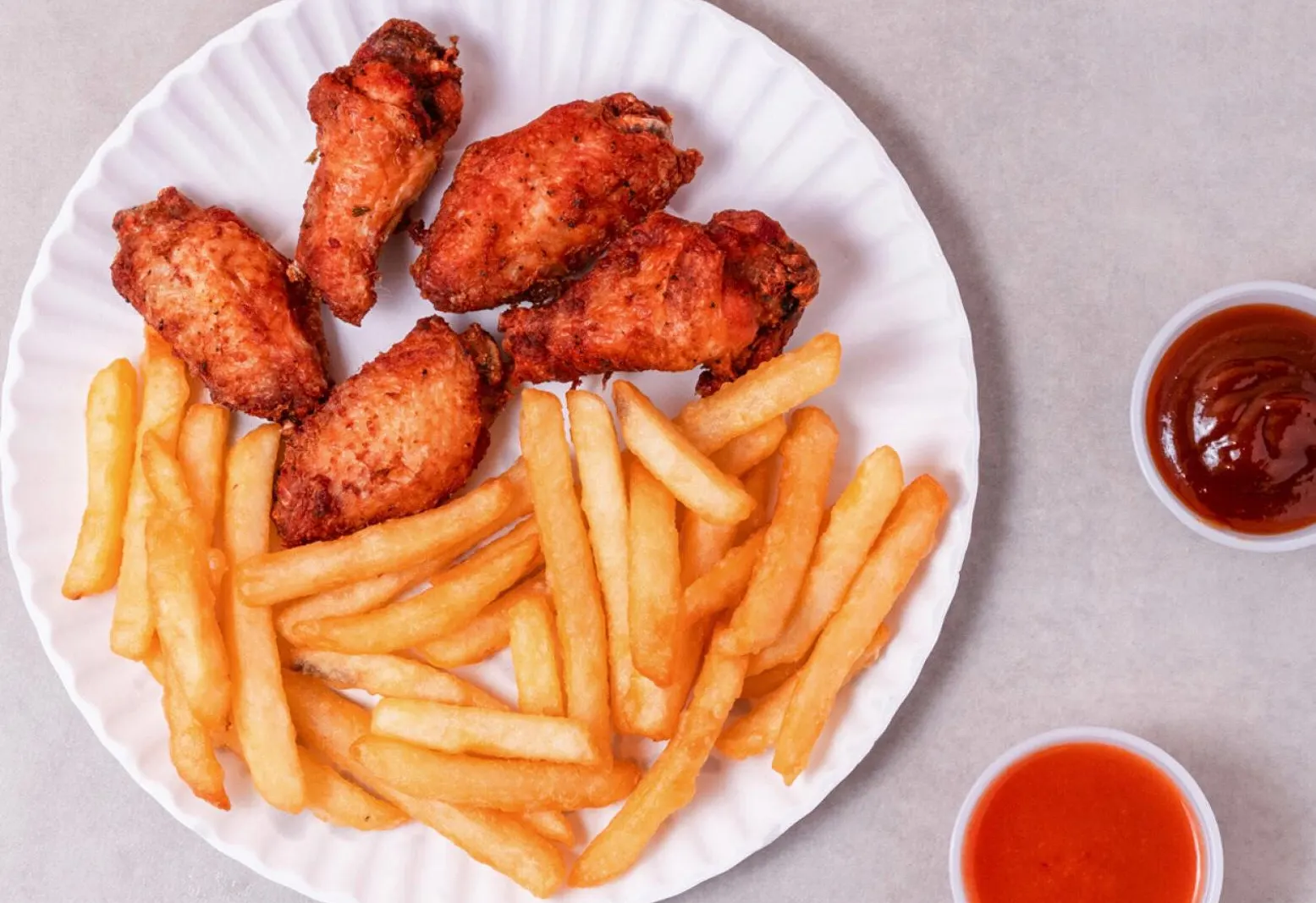 Ailes de poulet avec frites et sauces