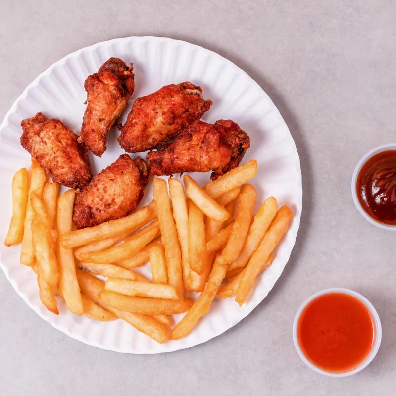Ailes de poulet avec frites et sauces