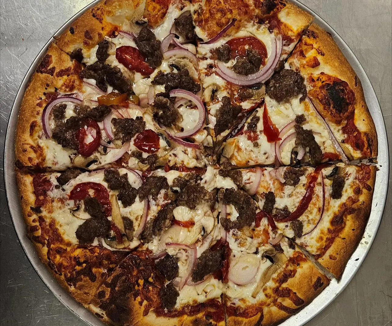 Pizza Fou de la Viande avec bœuf, pepperoni et oignon rouge