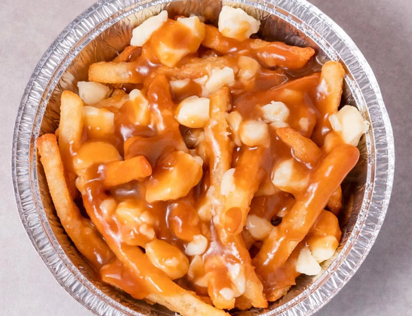 Poutine avec fromage en grains frais et sauce chaude